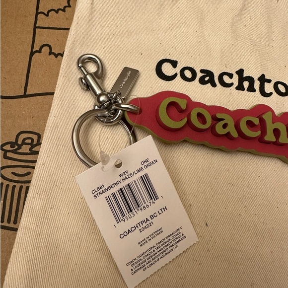 ❤️❤️❤️NWT Coach/Coachtopia purse/backpack keychain/silvertone ❤️❤️❤️ - Picture 2 of 5